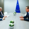 Chủ tịch EC Donald Tusk (thứ nhất, trái) trong cuộc họp với Thủ tướng Anh David Cameron (phải) tại Brussels, Bỉ ngày 19/2. (Nguồn: AFP/TTXVN)