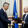 Ông Hashim Thaci (trái) khi là Thủ tướng Kosovo và Chủ tịch LDK Isa Mustafa. (Nguồn: AFP/TTXVN)