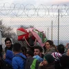Người tị nạn Syria và Iraq tập trung tại biên giới giữa Hy Lạp và Macedonia. (Nguồn: THXP/TTXVN)