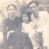 Nhà thơ Yến Lan và vợ, bà Nguyễn Thị Lan cùng con gái trong những năm tháng tập kết ra Bắc. (Nguồn: thethaovanhoa.vn)