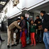 Cảnh sát Ấn Độ kiểm tra an ninh tại nhà ga New Delhi ngày 3/1. (Nguồn: AFP/TTXVN)