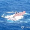 Tàu cá Hàn Quốc chở các thuyền viên Việt bị lật úp. (Nguồn: Yonhap)
