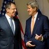 Ngoại trưởng Nga Sergei Lavrov (trái) và người đồng cấp Mỹ John Kerry. (Nguồn: AFP/TTXVN) 