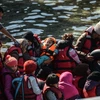 Trẻ em và phụ nữ Syria trên chuyến hành trình vượt Biển Aegean đầy hiểm nguy để tới đảo Lesbos, Hy Lạp ngày 28/2. (Nguồn: AFP/TTXVN)