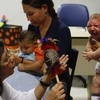 Trẻ em bị mắc chứng bệnh đầu nhỏ do nhiễm virus Zika được điều trị tại Trung tâm phục hồi chức năng ở Recife, Brazil ngày 25/2. (Nguồn: THX/TTXVN)
