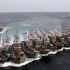 Các tàu cá Trung Quốc liên kết nhau chống lại cuộc truy đuổi của tàu tuần duyên Hàn Quốc hồi năm 2011. (Nguồn: AFP)