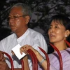 Ông Htin Kyaw chụp ảnh chung với bà Aung San Suu Kyi năm 2010. (Nguồn: AFP)