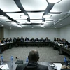 Đặc phái viên LHQ Staffan de Mistura (thứ 2, hàng bên trái) thảo luận với phái đoàn HNC do Trưởng đoàn Mohammed Alloush (thứ ba, hàng bên phải) đứng đầu tại Geneva ngày 17/3. (Nguồn: AFP/TTXVN)
