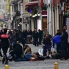Cảnh sát và nhân viên tình nguyện giúp đỡ các nạn nhân bị thương trong vụ đánh bom tại Istanbul ngày 19/3. (Nguồn: AFP/TTXVN)