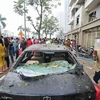 Một chiếc ôtô bị hư hỏng nặng vì sức ép vụ nổ. (Ảnh: Minh Sơn/Vietnam+)
