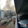 Khói bốc lên từ sân bay Brussels sau hai vụ nổ ngày 22/3. (Nguồn: The Guardian/TTXVN)