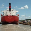 Tàu chở hàng đi qua Kênh đào Panama năm 2012. (Nguồn: AFP/TTXVN)