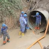 Khắc phục sự cố vỡ đường ống nước sông Đà tháng 8/2015. (Ảnh: Tuấn Anh/TTXVN)