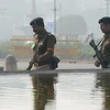 Cảnh sát Ấn Độ gác gần tòa nhà Quốc hội ở New Delhi. (Nguồn: AFP/TTXVN)