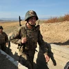 Binh sĩ Armenia đi dọc chiến hào tại khu vực giới tuyến với Azerbaijan ở Nagorny Karabakh. (Nguồn: AFP/TTXVN)