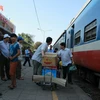 Hành khách được trung chuyển tại ga Biên Hoà. (Ảnh: Sỹ Tuyên/TTXVN)