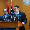 Ông Fayez al-Sarraj (giữa) phát biểu trong cuộc họp báo ở Tripoli, Libya ngày 30/3. (Nguồn: AFP/TTXVN)