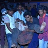 Chuyển người bị thương tại hiện trường vụ hỏa hoạn. (Nguồn: Hindustan Times/TTXVN)