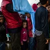 Người di cư xếp hàng nhận lương thực tại trại tị nạn ở phía bắc làng Idomeni, Hy Lạp ngày 9/4. (Nguồn: AFP/TTXVN)