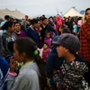 Người tị nạn và di cư xếp hàng đợi nhận khẩu phần ăn tại trại tị nạn ở Idomeni, biên giới Hy Lạp và Macedonia ngày 5/4. (Nguồn: AFP/TTXVN)