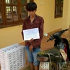 Đối tượng Nguyễn Văn Dương bị bắt cùng tang vật. (Ảnh: Nguyễn Văn Việt/TTXVN)