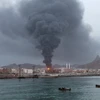 Khói bốc lên từ nhà máy lọc dầu Aden trong vụ tấn công do phiến quân Houthi tiến hành tại Aden, miền nam Yemen ngày 13/7/2015. (Nguồn: AFP/TTXVN)