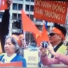 Hình ảnh cuộc biểu tình được đưa trên kênh truyền hình RBB. (Ảnh: Nguyên Đức/Vietnam+)