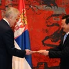 Đại sứ Trần Thành Công trình Quốc thư lên Tổng thống Tomislav Nikolic. (Nguồn: ĐSQ Việt Nam tại Serbia)