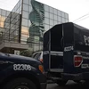 Xe của cảnh sát ở bên ngoài các văn phòng công ty luật Mossack-Fonseca ngày 12/4. (Nguồn: AFP/TTXVN)