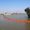 Diễn tập tình huống giả định ứng phó sự cố tràn dầu trên sông Đồng Nai. (Ảnh: Sỹ Tuyên/TTXVN)