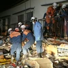 Lực lượng cứu hộ cứu một người dân khỏi căn nhà bị sập do động đất tại Kuammoto ngày 16/4. (Nguồn: AFP/TTXVN)