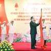 Chủ tịch nước Trần Đại Quang trao Huân chương Quân công Hạng nhất cho Văn phòng Bộ Công an. (Ảnh: Nhan Sáng/TTXVN)