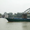 Tàu dưới 300 tấn lưu thông qua khu vực cầu Ghềnh sau khi cầu bị sập. (Ảnh: Sỹ Tuyên/TTXVN)