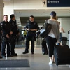 Cảnh sát tuần tra tại sân bay quốc tế Los Angeles, bang California. (Nguồn: AFP/TTXVN)