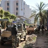 Binh sỹ Mali bao vây khách sạn Radisson Blu để giải cứu cho các con tin hồi tháng 11/2015. (Nguồn: AFP/TTXVN)