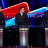Ứng cử viên Tổng thống đảng Cộng hòa Jeb Bush (phải), Donald Trump (trái) và Ted Cruz tại cuộc tranh luận ở Las Vegas, Nevada, Mỹ ngày 15/12. (Nguồn: AFP/TTXVN)