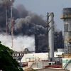 Khói đen bốc lên dữ dội sau vụ nổ ở nhà máy hóa dầu Pemex ngày 21/4. (Nguồn: AFP/TTXVN)