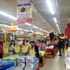 Người tiêu dùng mua sắm tại siêu thị BigC, Huế. (Ảnh: Quốc Việt/TTXVN)