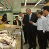 Bộ trưởng Bộ Nông nghiệp Hoa Kỳ Thomas James Vilsack tham quan các gian hàng tại siêu thị Coop Mart. (Ảnh: Phương Vy/TTXVN)