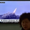 Truyền hình Hàn Quốc đưa tin về một vụ phóng tên lửa của Triều Tiên ngày 4/3. (Nguồn: AFP/TTXVN)