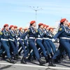 Đơn vị nữ thuộc Bộ Các tình trạng khẩn cấp Nga diễu hành qua lễ đài.