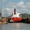 Tàu chở hàng đi qua Kênh đào Panama. (Nguồn: AFP/TTXVN)