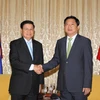 Bí thư Thành ủy Đinh La Thăng hội kiến Thủ tướng Chính phủ Lào Thongloun Sisoulith. (Ảnh: Thanh Vũ/TTXVN)