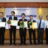 Thứ trưởng Bộ Giáo dục và Đào tạo Nguyễn Vinh Hiển trao Bằng khen của Bộ trưởng Bộ GD&ĐT cho các em trong đội tuyển Tin học quốc tế 2015. (Ảnh minh họa: Quý Trung/TTXVN)