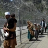 Người dân Afghanistan vào Pakistan qua cửa khẩu Torkham ngày 26/4. (Nguồn: AFP/TTXVN)