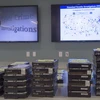 Các ổ cứng máy tính ở Trung tâm chống tội phạm mạng Mỹ ở Fairfax, bang Virginia. (Nguồn: AFP/TTXVN)