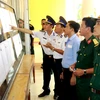 Cử tri thuộc các đơn vị lực lượng vũ trang huyện đảo Lý Sơn, Quảng Ngãi, tìm hiểu tiểu sử các ứng cử viên trước khi tiến hành bỏ phiếu. (Ảnh: Vĩnh Trọng/TTXVN)