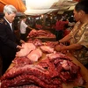 Nhân viên Thú y kiểm tra sản phẩm thịt lợn tại một hộ kinh doanh ở thị trấn Hai Riêng, huyện Sông Hinh, Phú Yên. (Ảnh: Vũ Sinh/TTXVN)