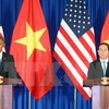 Trong cuộc họp báo tại Trung tâm Hội nghị Quốc gia, Tổng thống Barack Obama đã tuyến bố Hoa Kỳ chính thức gỡ bỏ hoàn toàn lệnh cấm bán vũ khí sát thương với Việt Nam. (Ảnh: Nhan Sáng/TTXVN)