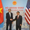 Ngoại giao Phạm Bình Minh và Bộ trưởng Ngoại giao Hoa Kỳ John Kery. (Ảnh: Nguyễn Khang/TTXVN)